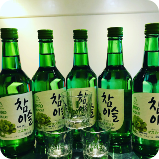 店内に並ぶ日本酒ボトル